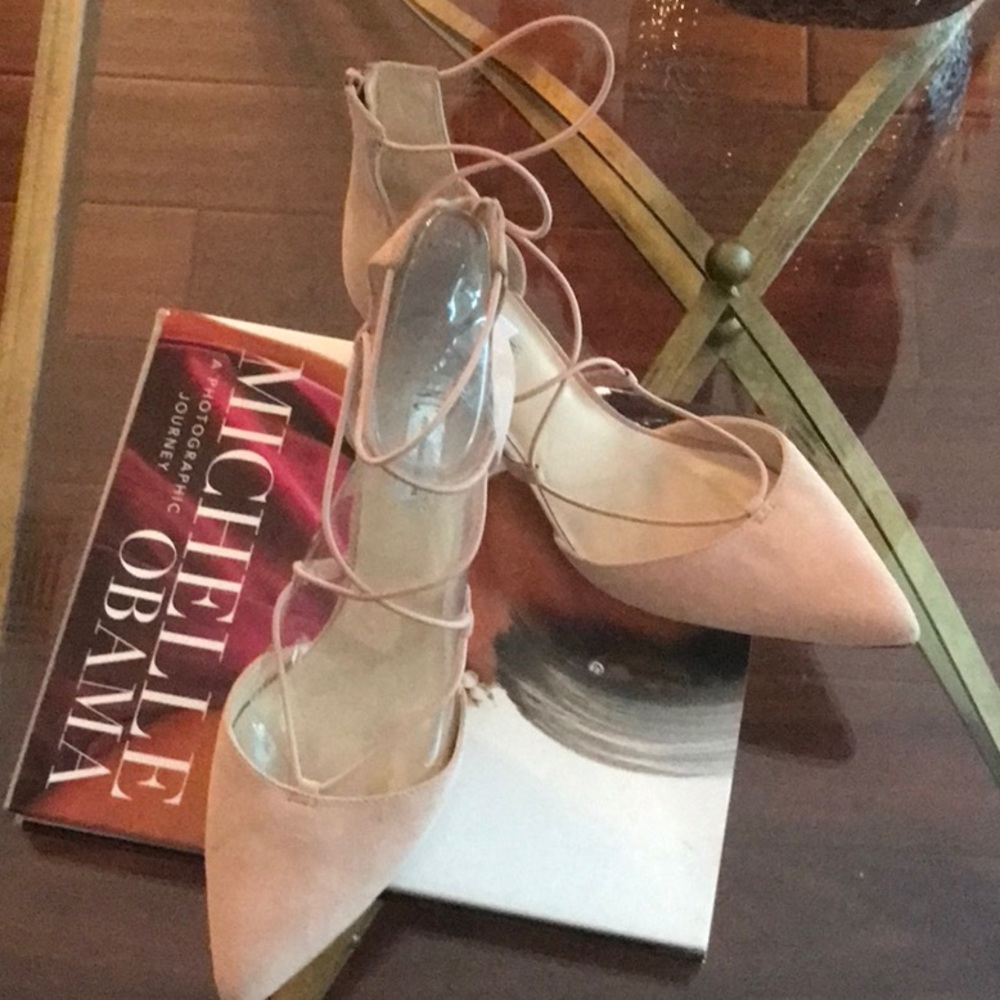 Suede light pink pumps